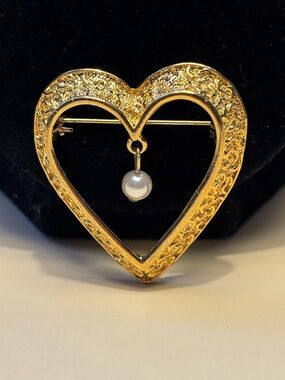 Vintage Gold Nugget Design Heart Faux Pearl Drop Brooch 1.75”